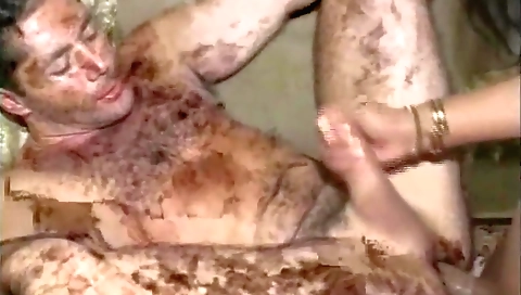 Shemale fucks a guy with a sexy body in homemade vid