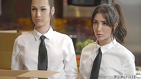 Big boobed brunette teen with small tits cunnilingus