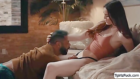 Brunette babe is getting her wet pussy rimmed and deepthanked